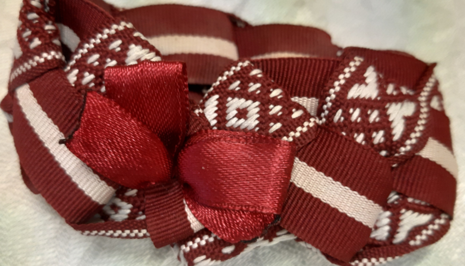 Dažādas sapītas lentītes Latvijas krāsās