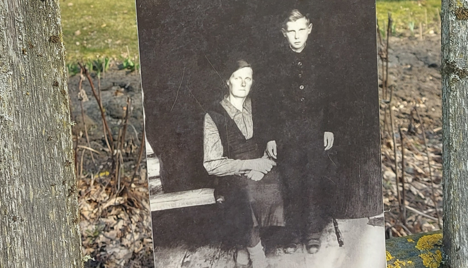 Melnbalta bilde pielikta pie muzeja koka sētas. Bildē redzams Gunārs Ulmanis jaunībā un viņa mamma Sibīrijā