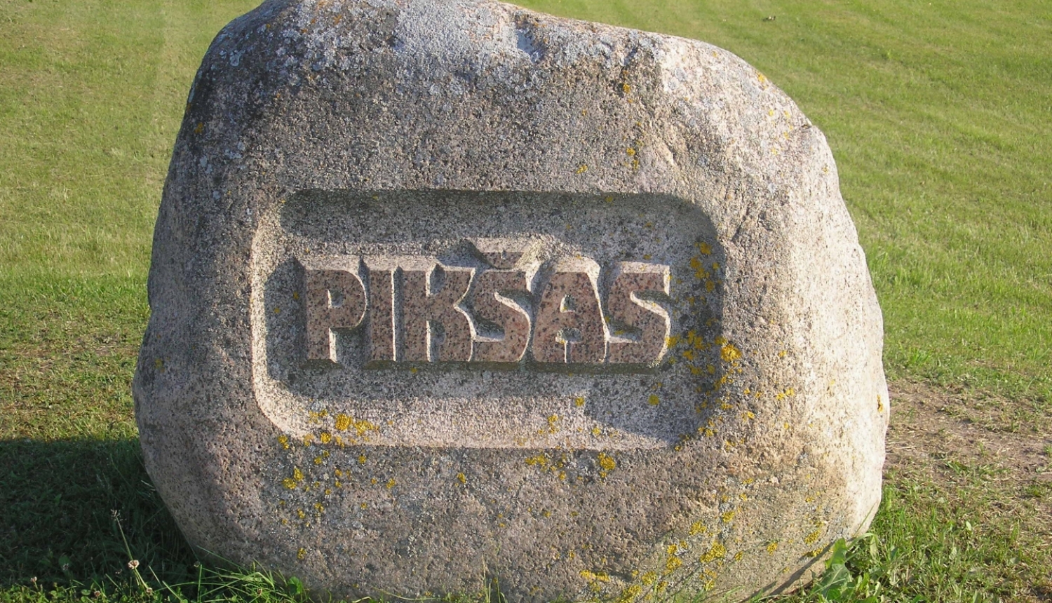 Granīta akmens ar iekaltu uzrakstu "Pikšas"