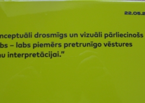 Konceptuāli drosmīgs un vizuāli pārliecinošs darbs - labs piemērs pretrunīgo vēstures tēmu interpretācijai.